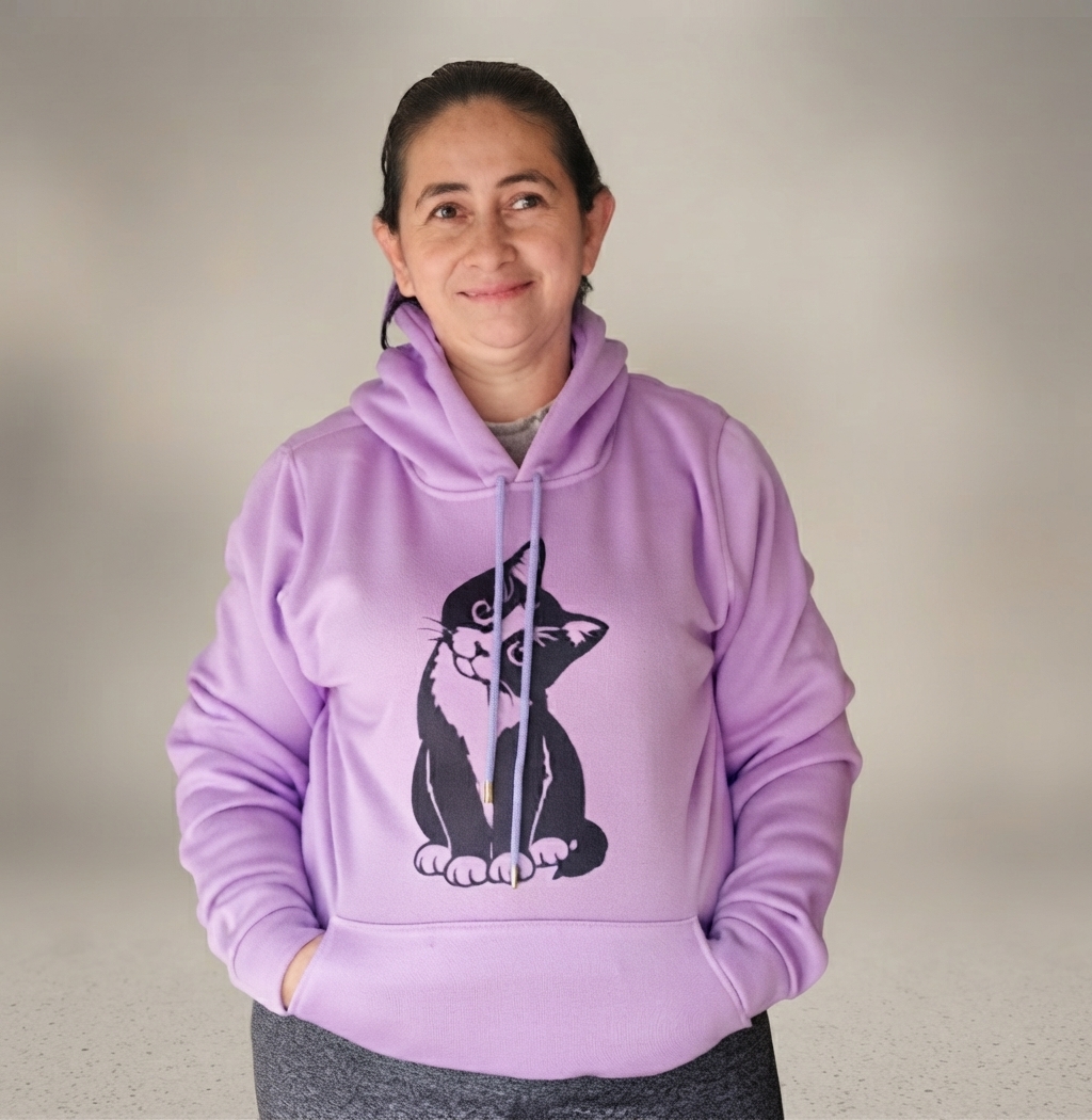 Modelo con prenda Fortaleza Estampados